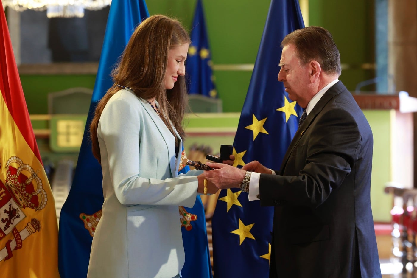 La Princesa Leonor recibe del alcalde de Oviedo el bastón de mando de la ciudad.