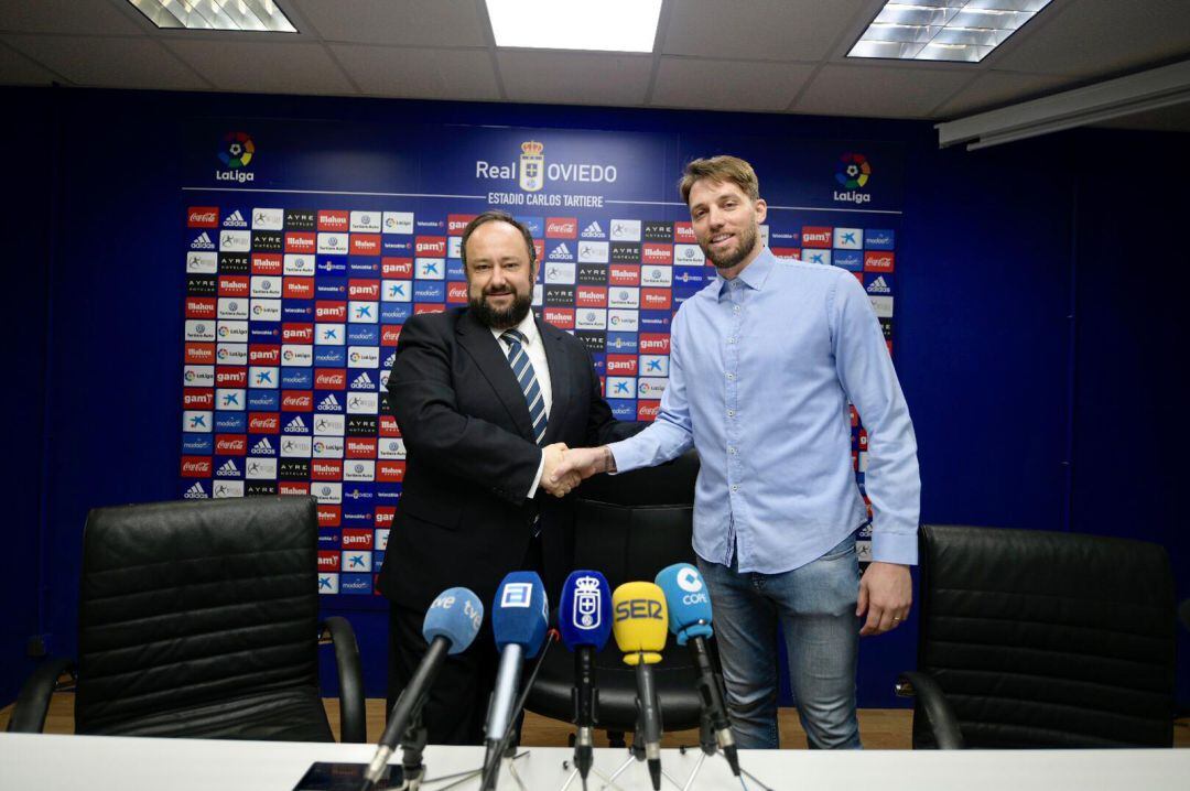 Jorge Menéndez Vallina y Michu se saludan antes de la presentación.