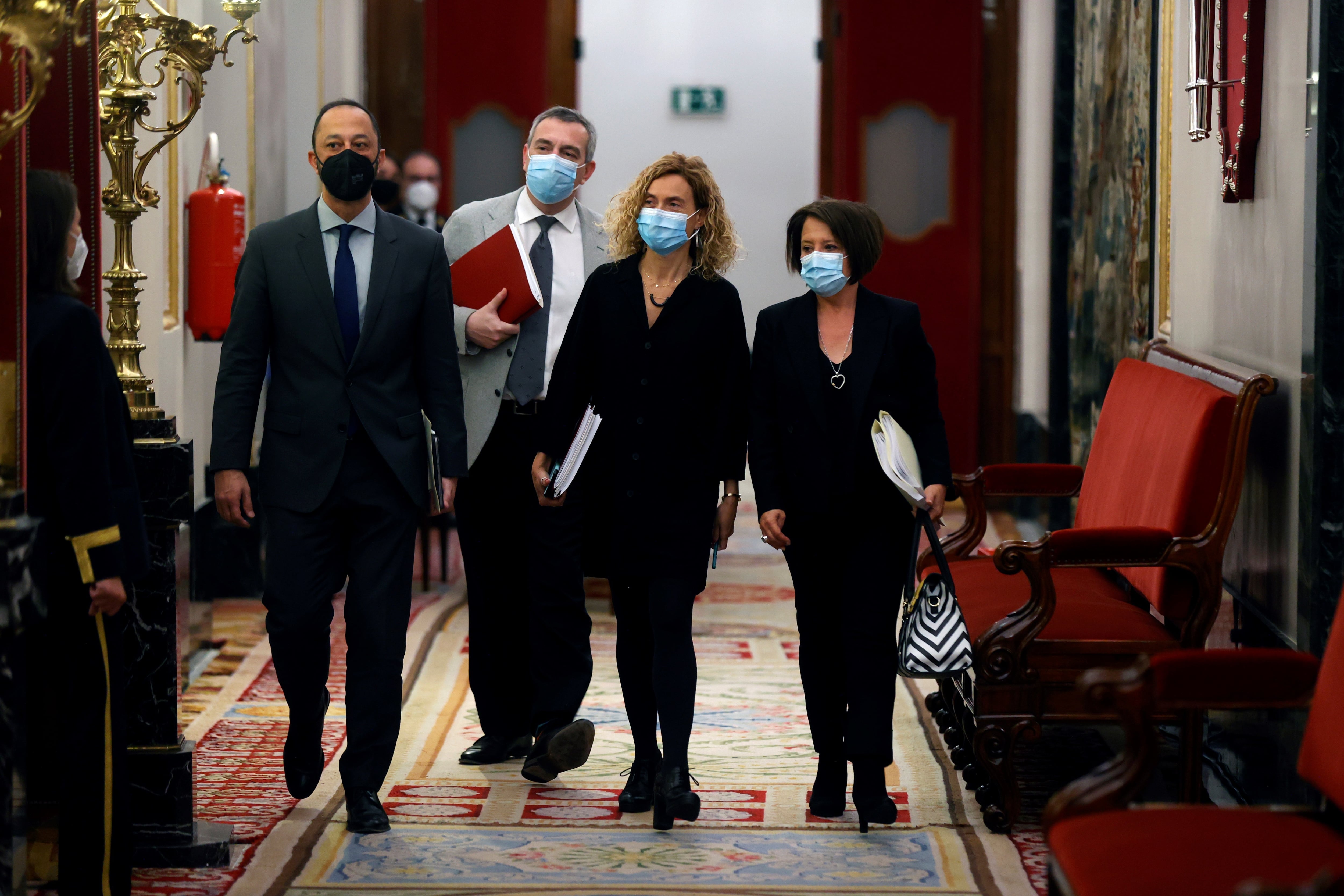 La presidenta del Congreso, Meritxell Batet (c) junto al vicepresidente primero, Alfonso Rodríguez Gómez (i) a su llegada a la Junta de Portavoces del Congreso celebrada este martes