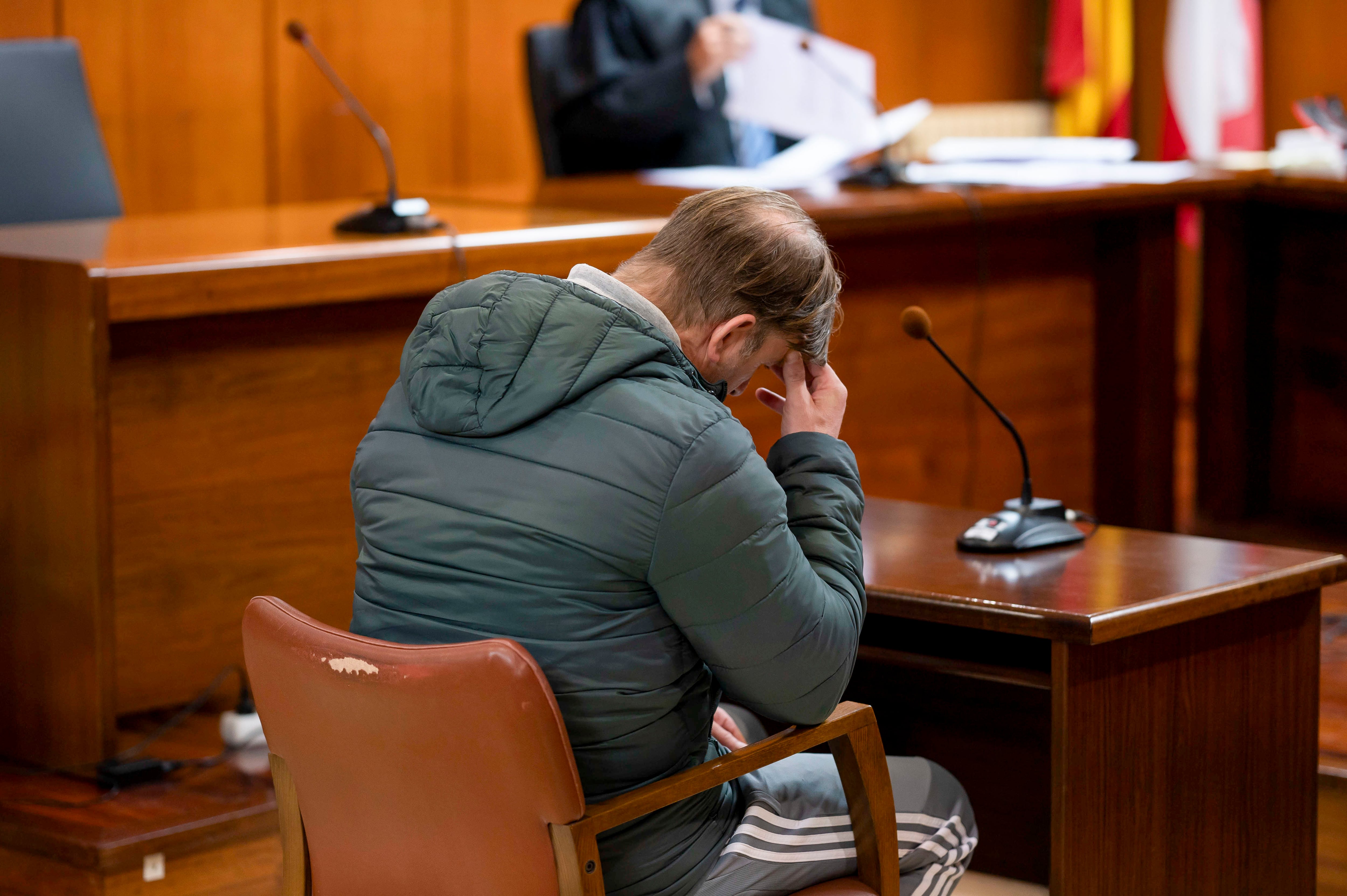 Un momento del juicio contra un hombre acusado de tratar de acabar con la vida de su mujer y de su hija y para quien el Ministerio Fiscal pide 24 años de cárcel, este viernes en la Audiencia de Cantabria este viernes.