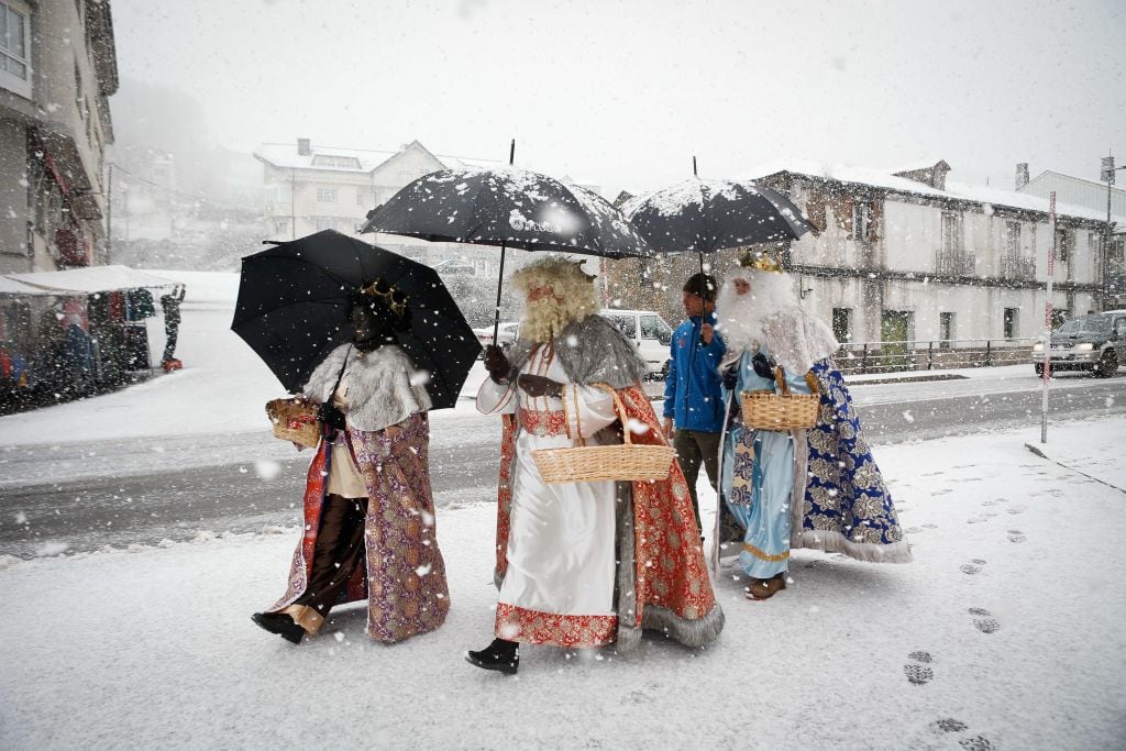 Los Reyes Magos se refugian de la nieve en Lugo.