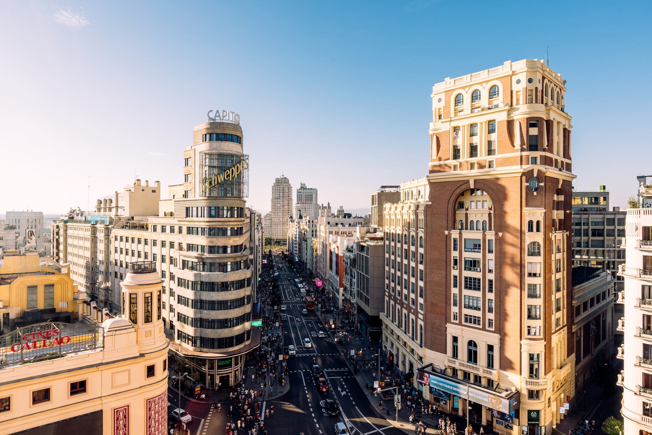 La Gran Vía madrileña es una de las zonas de la ciudad en la que los turistas van caminando de tienda en tienda.