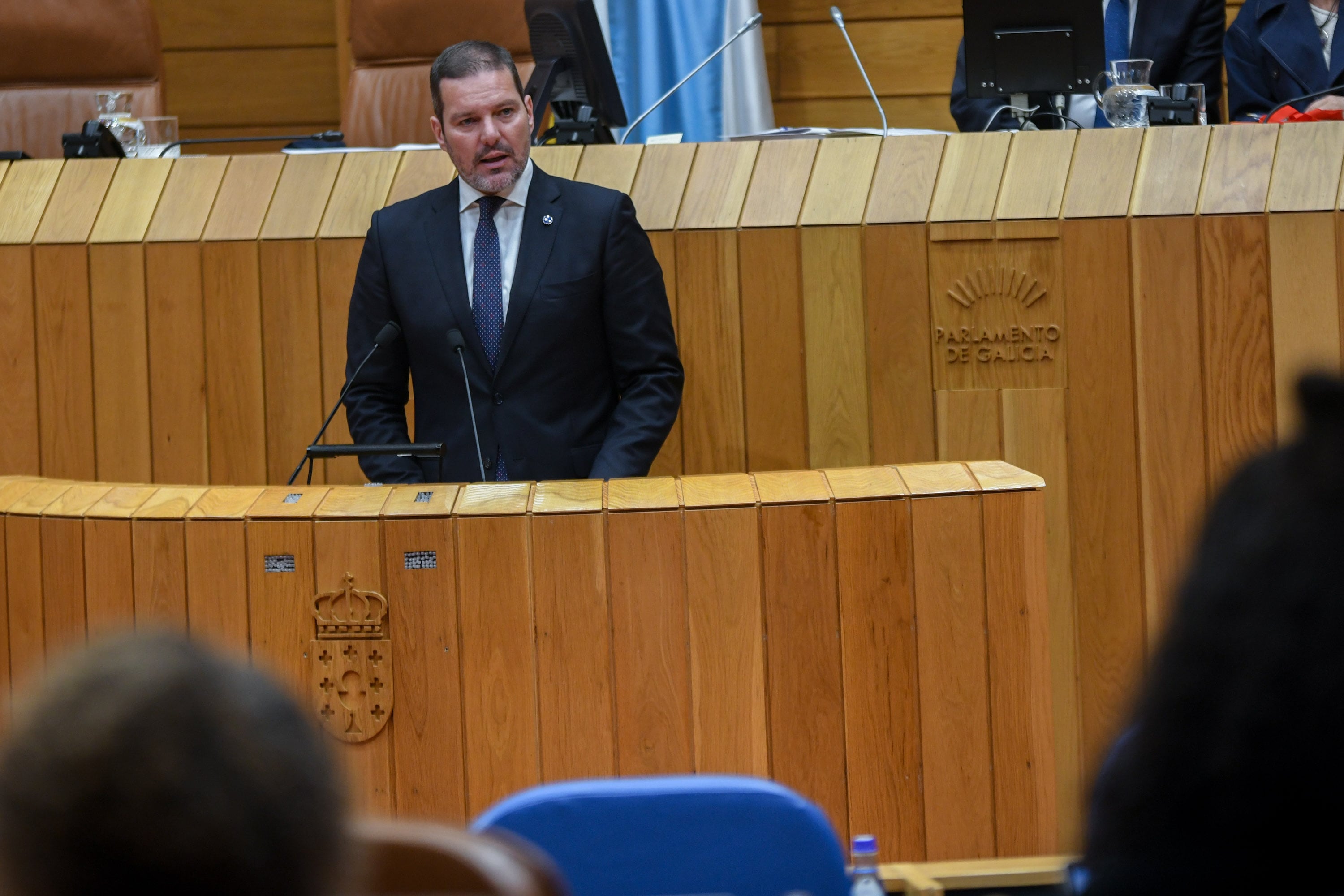 López Campos se dirige a la oposición durante el transcurso del pleno en el Parlamento (Foto: Mónica Arcay / Xunta)