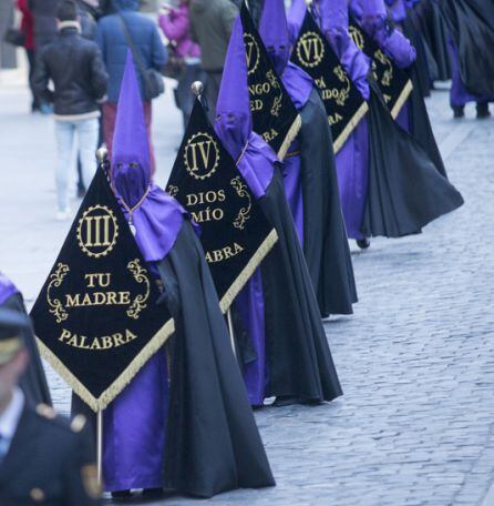 Los estandartes que se han incorporado este año recuerdan las palabras de Cristo en la Cruz