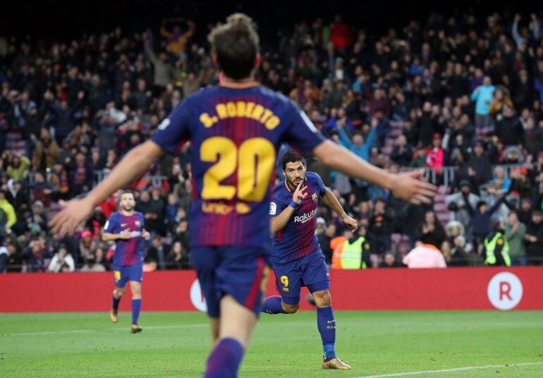 Luis Suárez celebra su tanto al Levante.