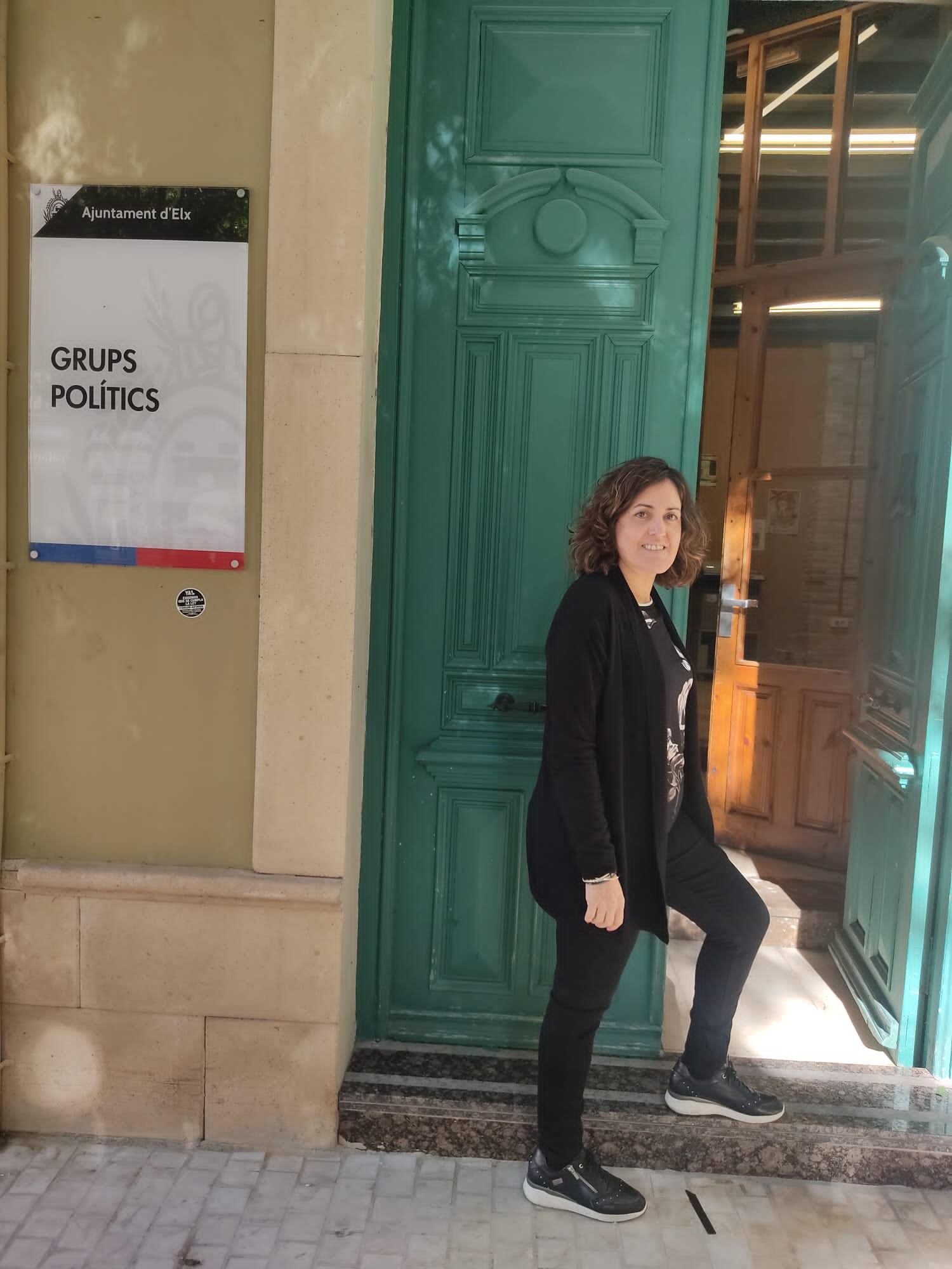 Eva Crisol en la puerta del edificio de Grupos Políticos en la Plaza de Baix