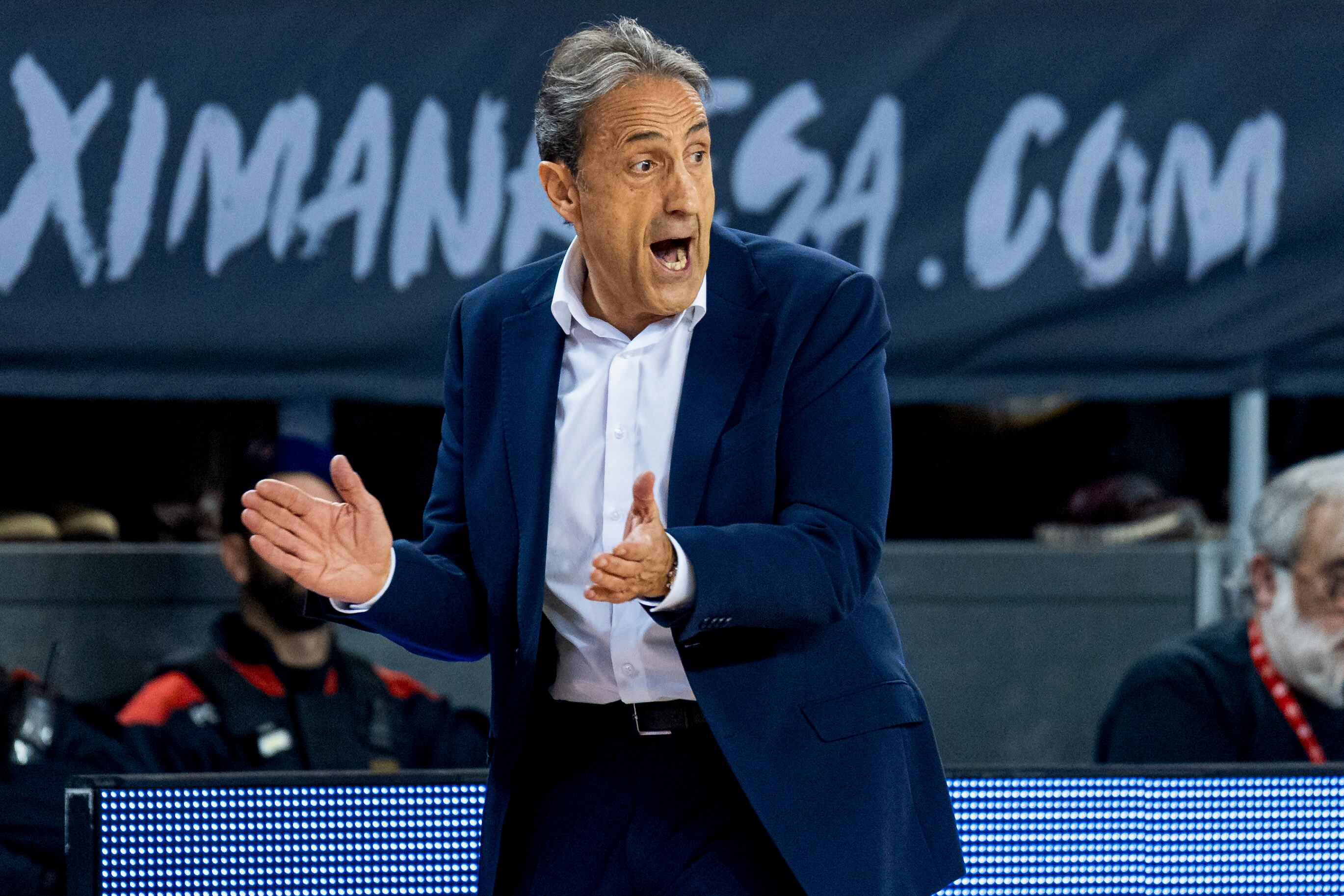 MANRESA (BARCELONA), 10/01/2026.- El técnico de Río Breogán, Luis Casimiro, durante el encuentro de la jornada 15 de la Liga Endesa entre el Baxi Manresa y el Río Breogán, disputado este sábado en el Pabellón Nou Congost de Manresa. EFE/Siu Wu