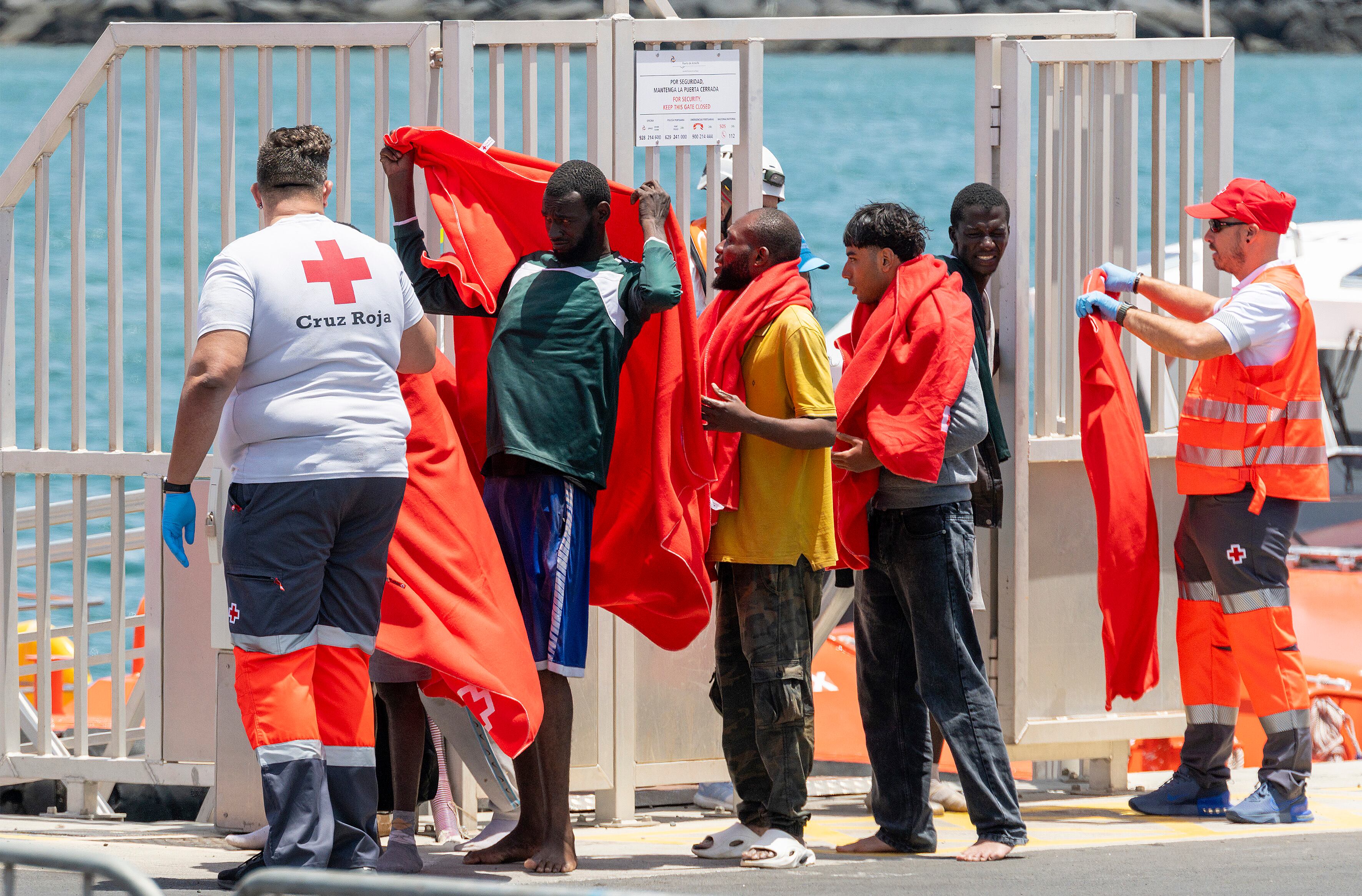 Migrantes llegando al puerto de Lanzarote. 