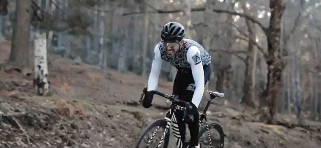 El vídeo promocional muestra al campeón pinteño probando la bicicleta que ha ayudado a diseñar