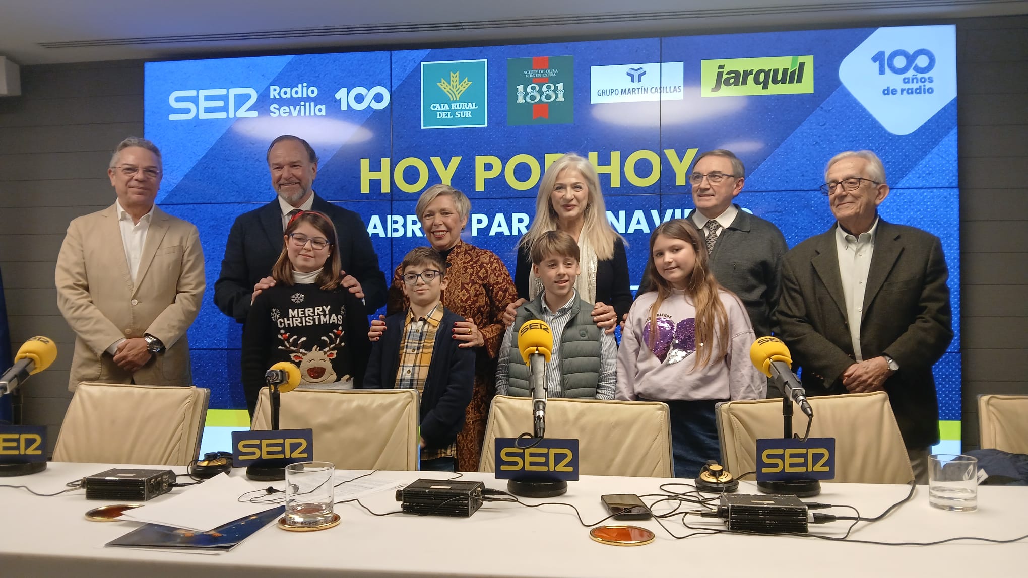 De izquierda a derecha en primer término, los niños Martina Ballano Carbajo, Manuel Santacana García, Pablo Fatuarte Rodríguez y Amanda Massia Perales. Tras ellos, Salomón Hachuel, José Luis García Palacios, Carmen Vargas, Patricia del Pozo, Pedro Manzano y Antonio Rodríguez Almodóvar