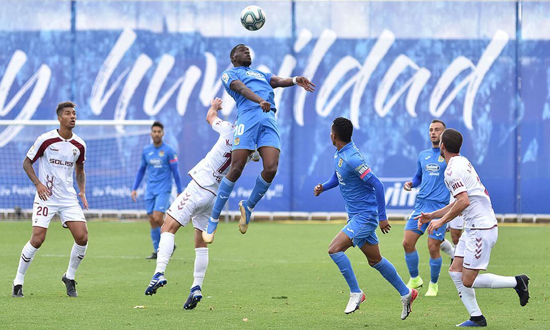 El fuenlabreño Randy Ntela (10) compite por un balón aéreo contra el albaceteño Karim Azamoum, durante el encuentro celebrado este domingo en el estadio &#039;Fernando Torres&#039;.