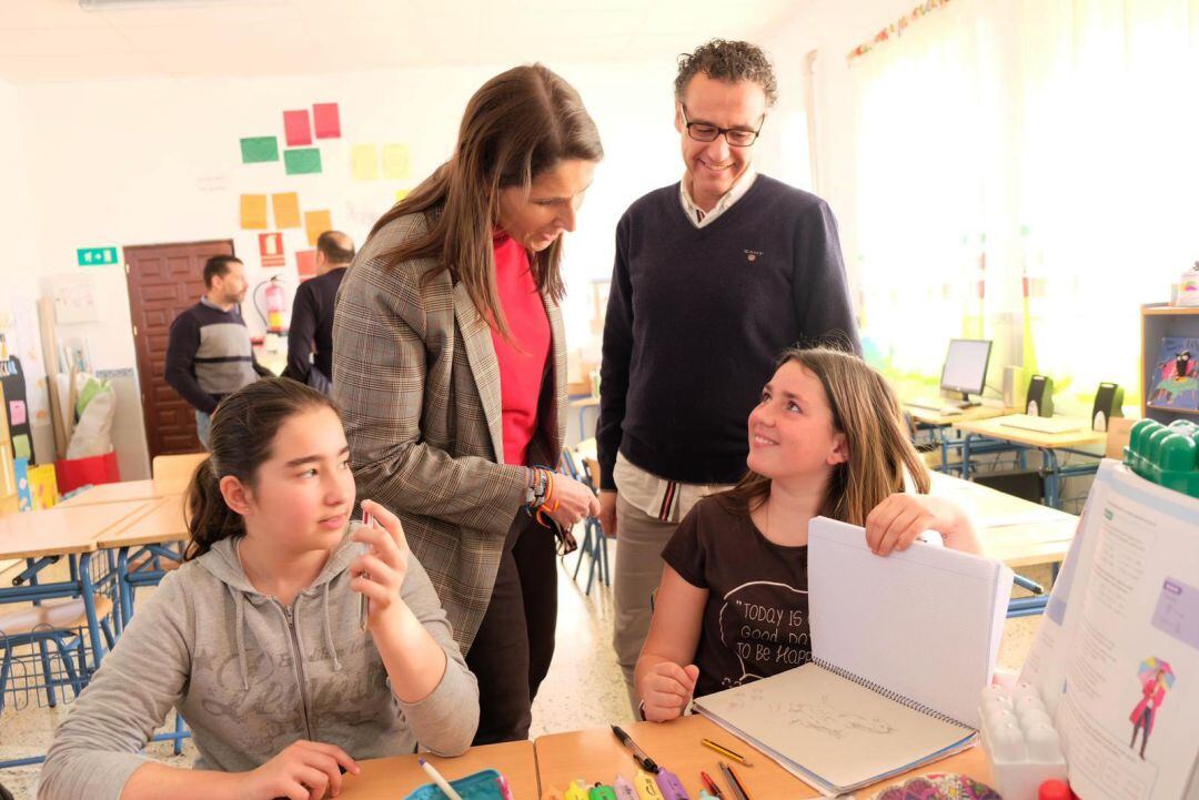 García Paine visita uno de los centros educativos del Valle del Genal