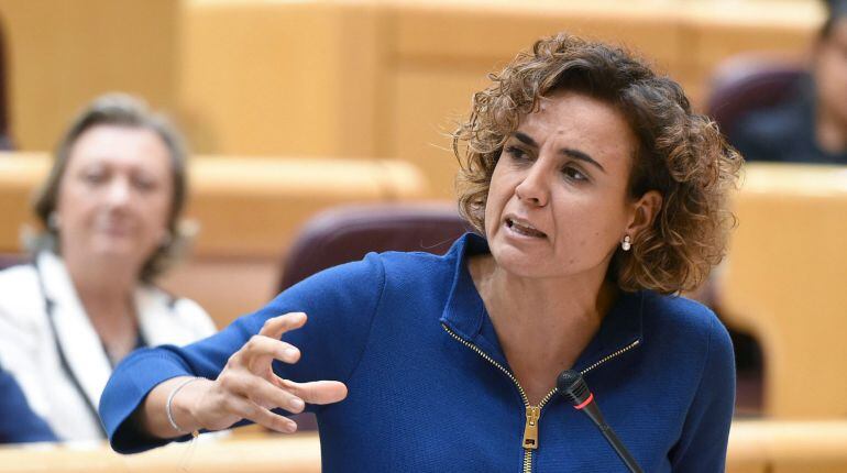 La ministra de Sanidad, Dolors Montserrat, durante un pleno en el Senado.