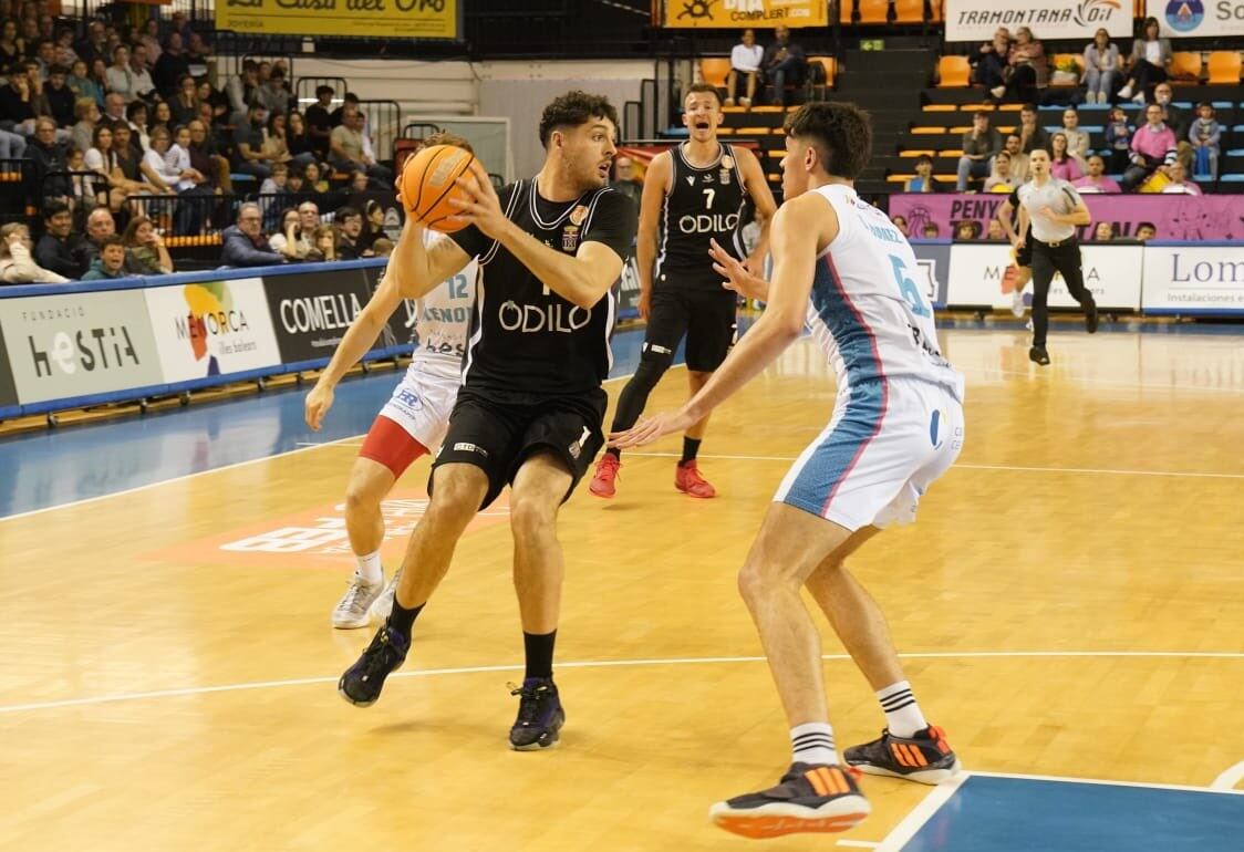 Asier González durante el partido en Menorca