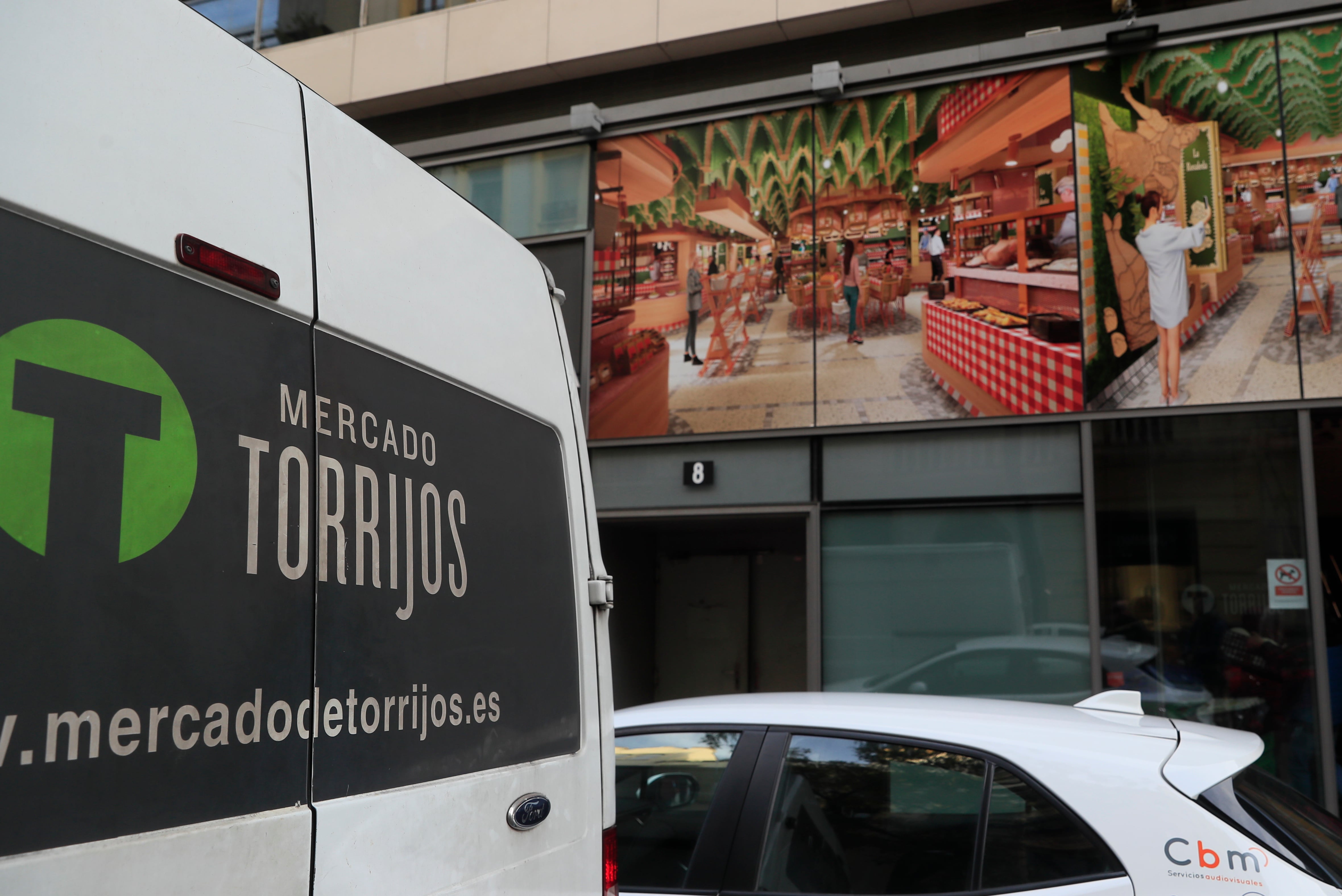 MADRID, 13/12/2023.- Una furgoneta ante el Mercado de Torrijos mientras los comerciantes sacan parte del género fresco para servirlo a domicilio a sus clientes este miércoles en Madrid. EFE/ Fernando Alvarado
