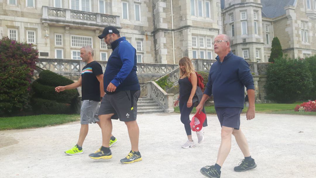 Chucho Moziman junto a su entrenador personal y su mujer en una sesión de su entrenamiento diario.