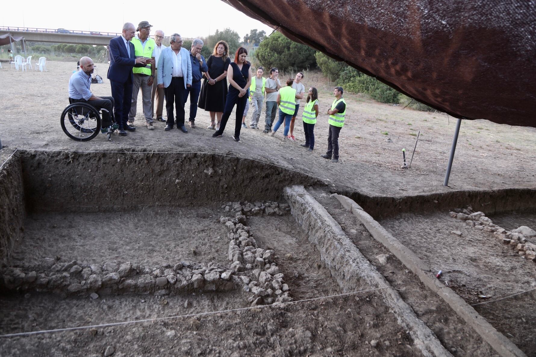 Visita del alcalde, F de la Torre, y el rector de la UMA, A Narváez, a las excavaciones de Cerro del Villar