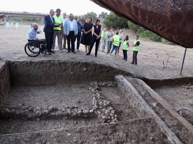 Visita del alcalde, F de la Torre, y el rector de la UMA, A Narváez, a las excavaciones de Cerro del Villar