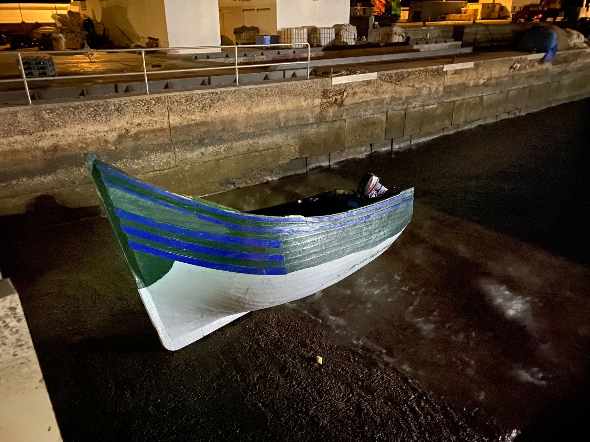 Patera que llegó al muelle de Caleta del Sebo, en La Graciosa.