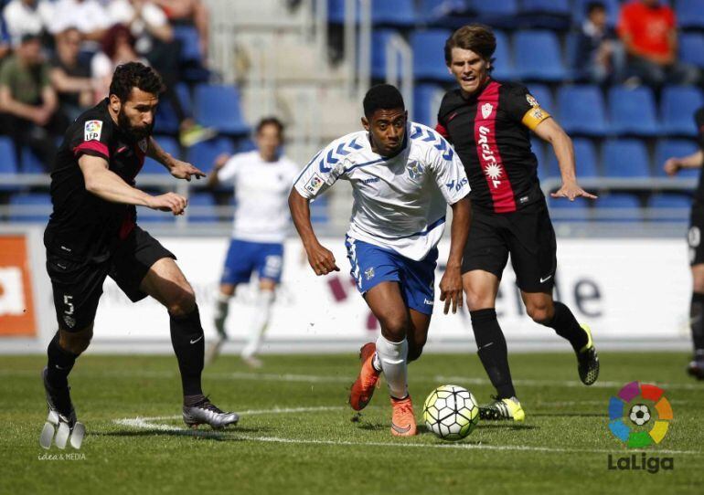 Acción del encuentro disputado entre el Tenerife y el Almería