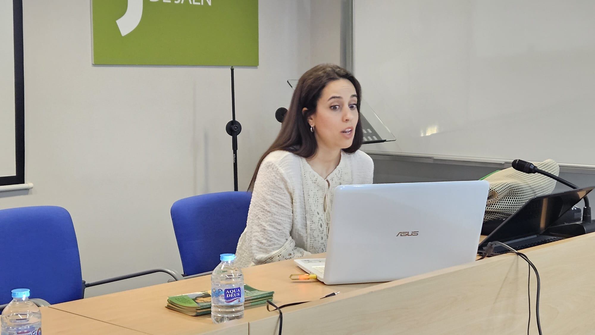 Momento de la intervención de la trabajadora social de AFIXA, Cati Ortiz