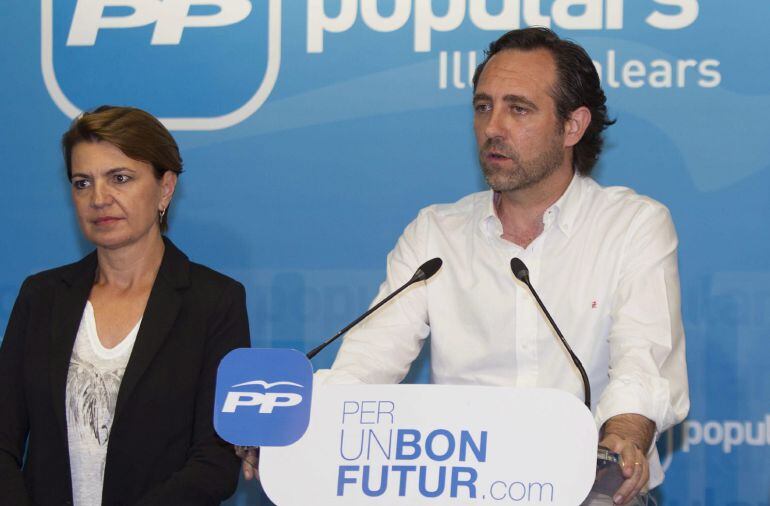 El candidato al Parlamento balear por el PP José Ramón Bauzá, junto a las cabeza de listas por el consell, María Salom (d) y a la alcaldía Marga Duran (ida), analiza ante la prensa los resultados conseguidos en la jornada electoral, esta noche en Palma.