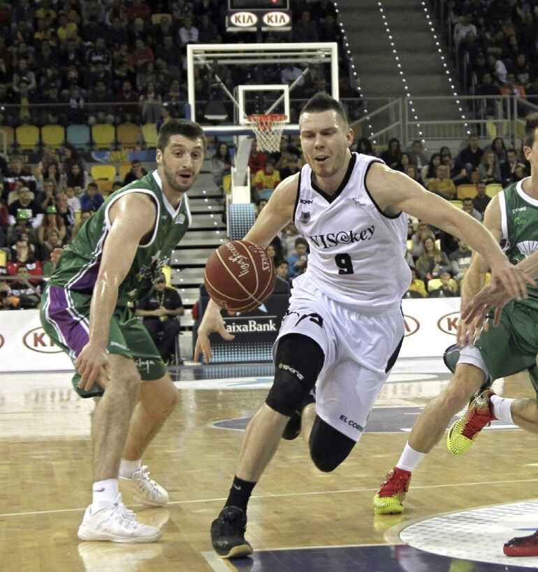 GRA489. LAS PALMAS DE GRAN CANARIA, 19/02/2015.- El escolta letón del Bilbao Basket, Dairis Bertans (c), inicia una entrada a canasta ante la oposición del pívot del Unicaja, Fran Vázquez (d), durante el partido de cuartos de final de la Cop del Rey de Baloncesto, que ambos equipos han disputado hoy en el Gran Canaria Arena. EFE/Ángel Medina G.