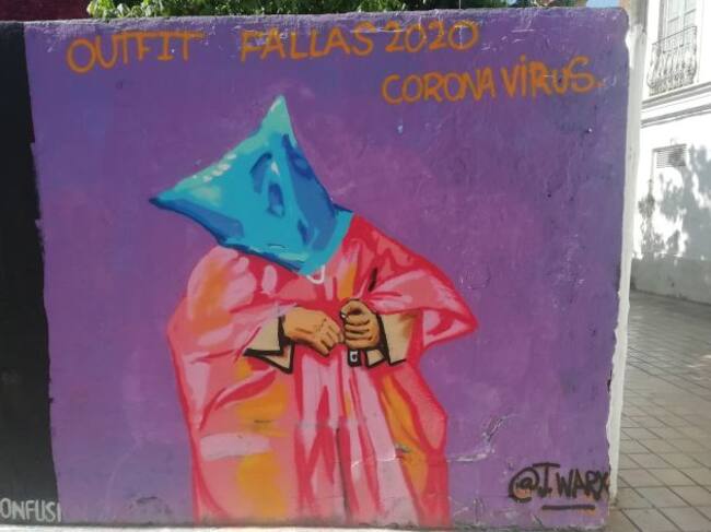 Grafiti que muestra a una de 'las vecinas de València' vestida con bolsas de basura, representando el 'outfit' para las Fallas 2020 cuando estas todavía seguían en pie, en una calle de Benimaclet (València) y firmado por @j.warx en Instagram