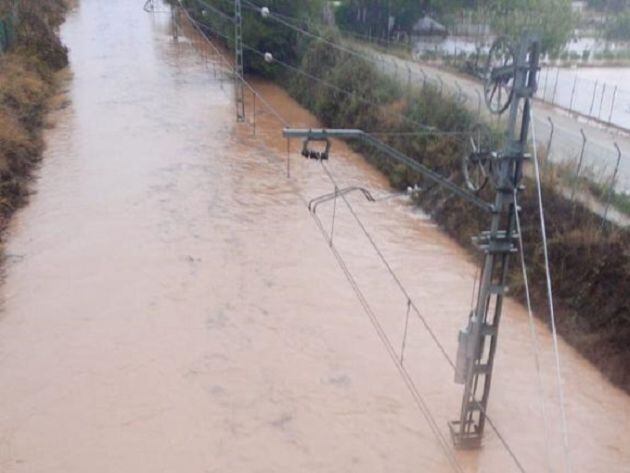 Tramo de vía entre Silla y Benifaiò, anegado de agua en una imagen de este viernes