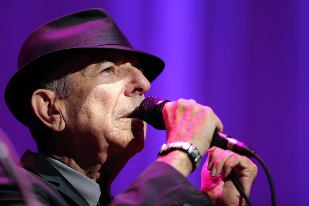 Leonard Cohen durante una actuación en París en el año 2012