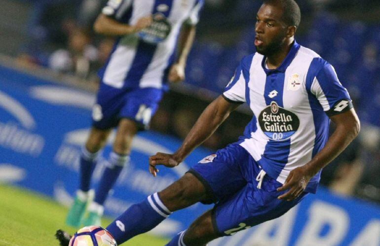 Ryan Babel intenta un regate en un partido con el Deportivo