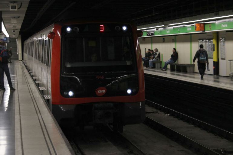 Un dels trens de la L3 que correspon al mateix model que es compraran per a reforçar la xarxa de metros de TMB