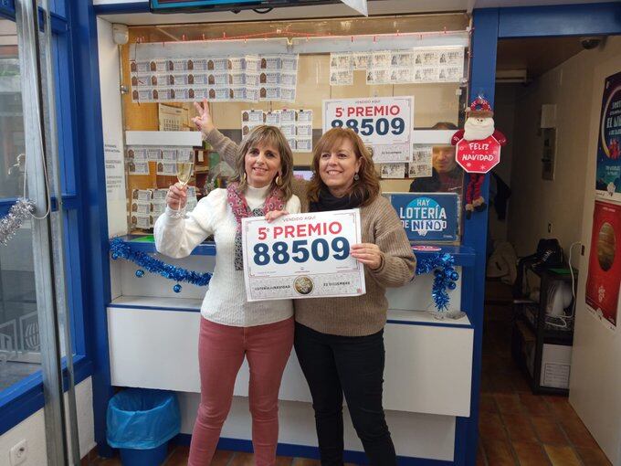 Las hermanas Itziar y Rosa en la Administración número 9 de Pamplona, donde han vendido el número 88.509, premiado con el tercero de los ocho quintos premios