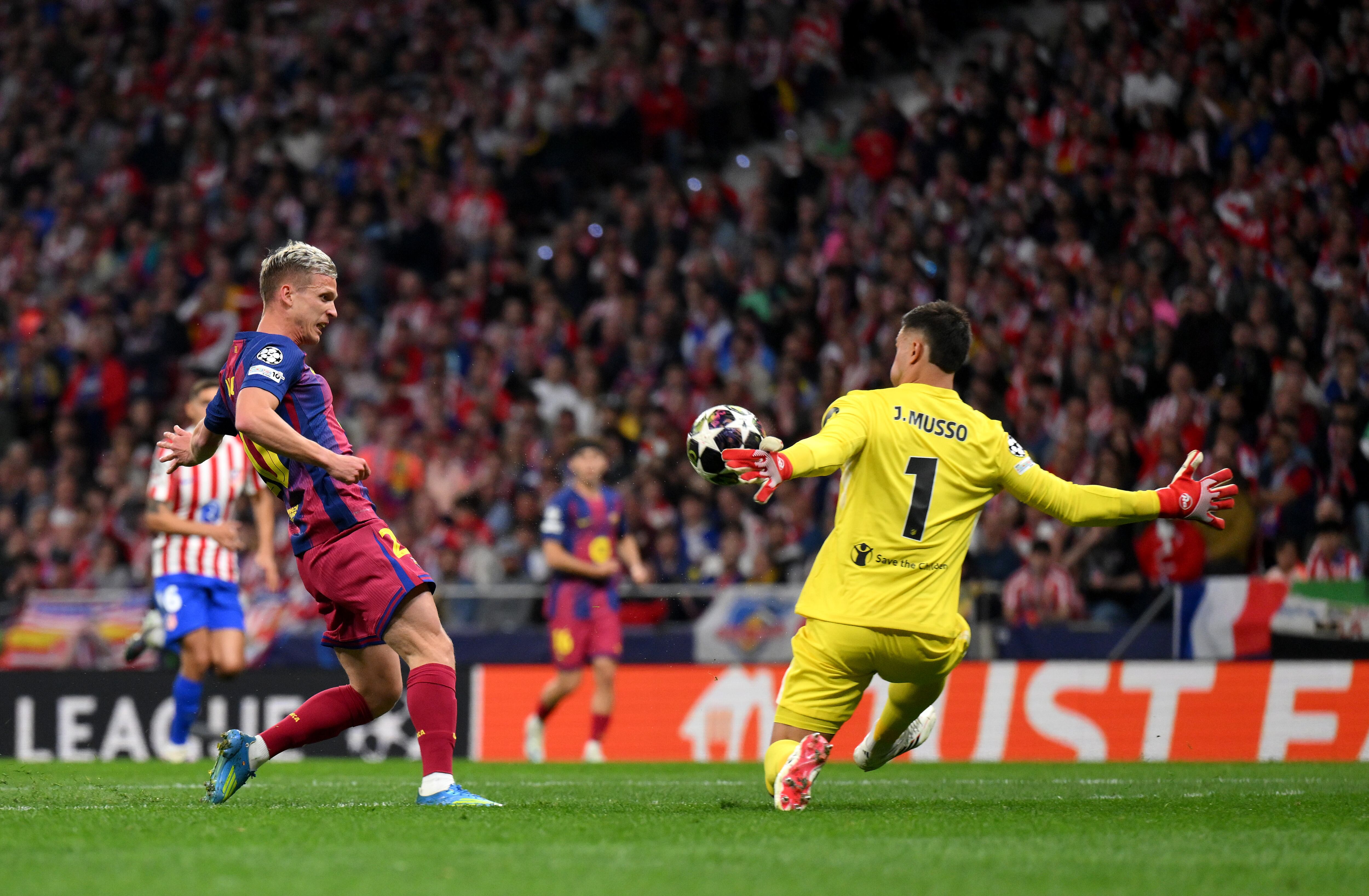La parada de Juan Musso a Dani Olmo durante la vuelta de los cuartos de final de la Champions League