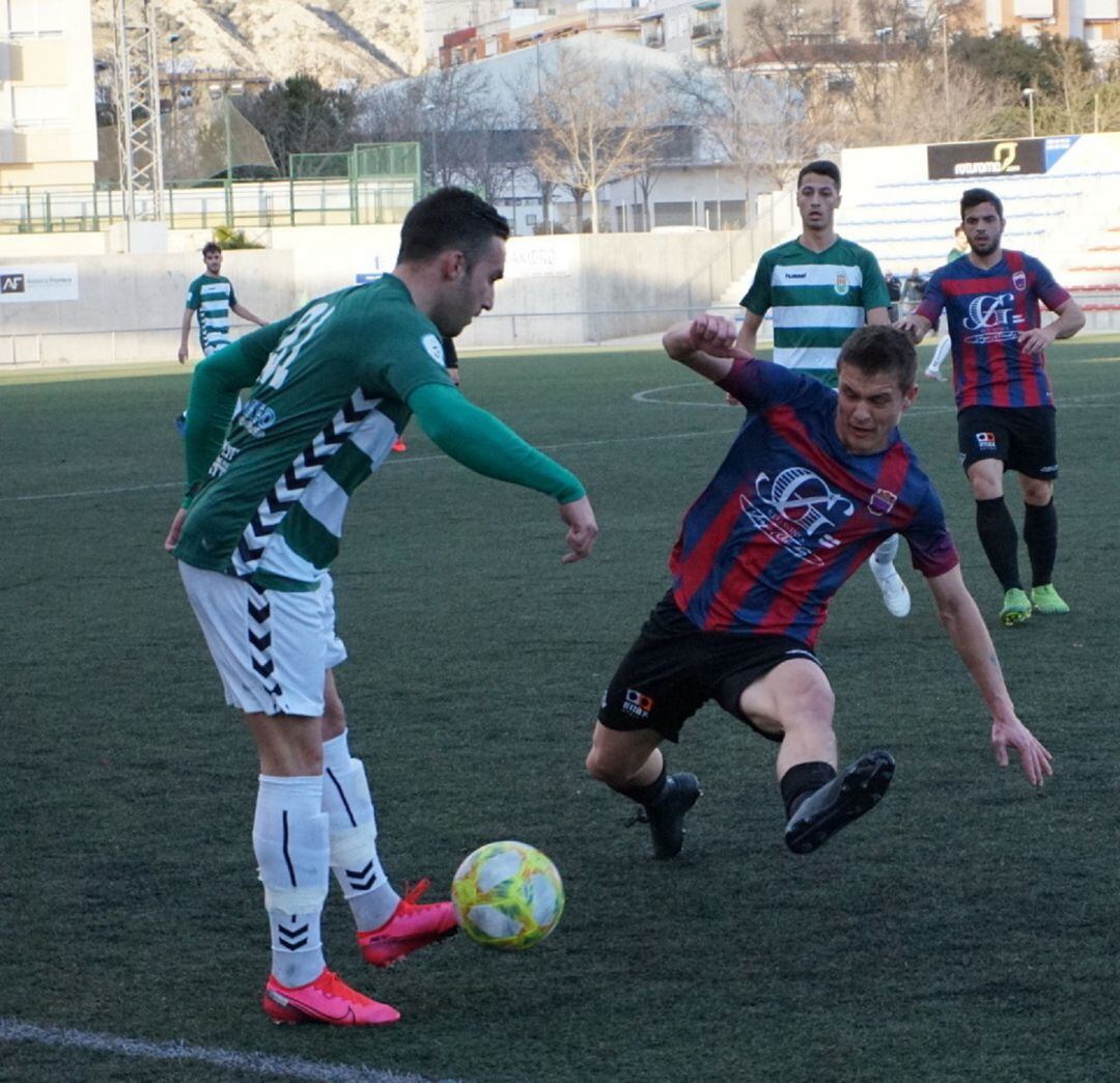 Pruden controla el balón ante Dani Salazar en el último Eldense - Jove