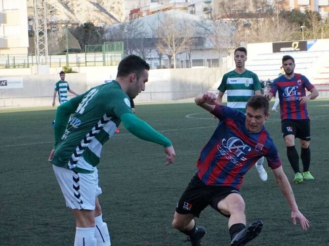 Pruden controla el balón ante Dani Salazar en el último Eldense - Jove
