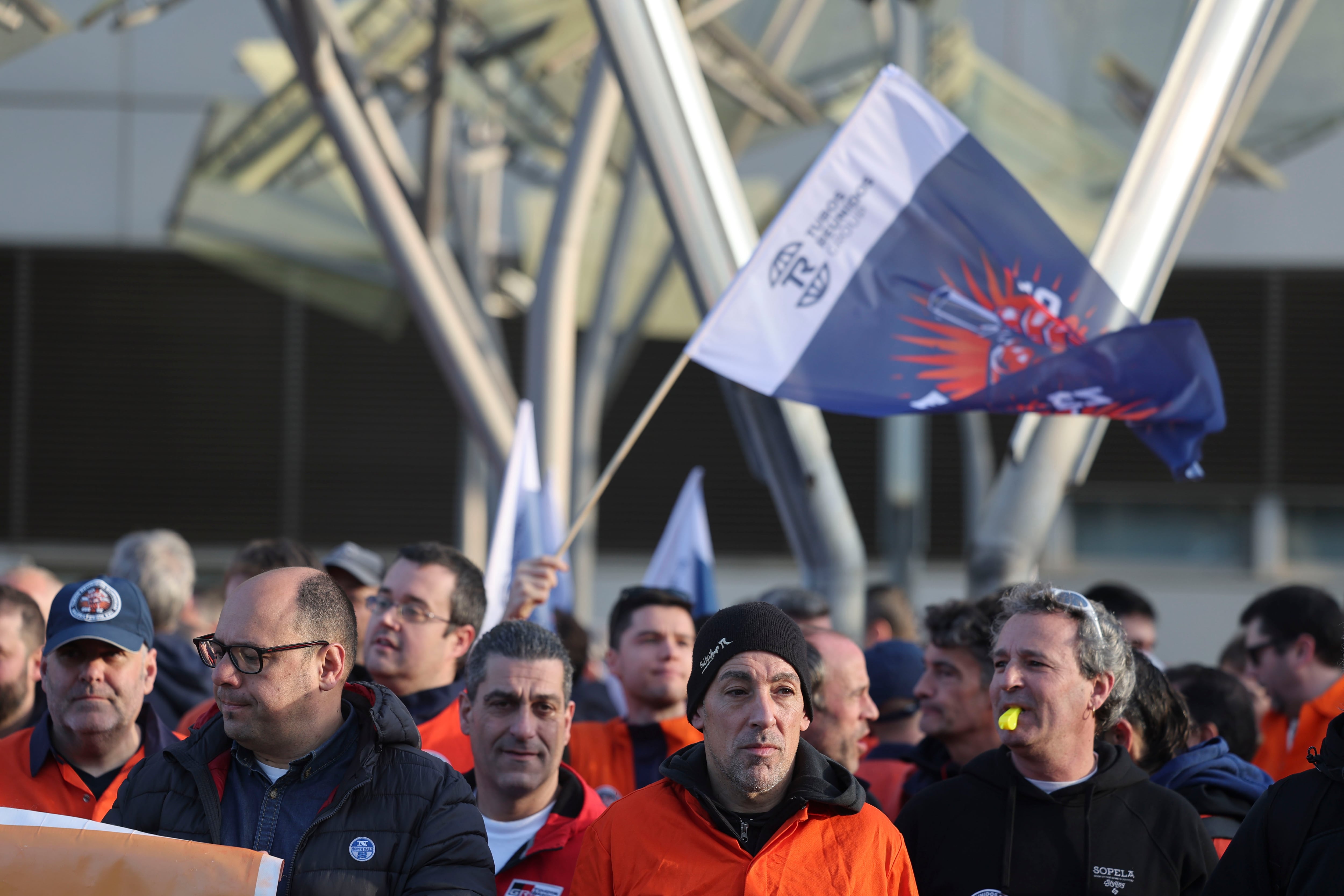 BILBAO, 26/02/2026.-Trabajadores convocados por el comité de empresa de Tubos Reunidos en Amurrio (Álava) este jueves durante la concentración en Bilbao con motivo del traslado a la capital vizcaína de las negociaciones del ERE de extinción de contratos presentado por la dirección.EFE/Luis Tejido