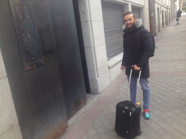 Iván Domínguez, frente a puerta de Alabaster.