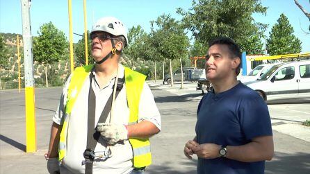 El concejal de innovación, Manuel Gómez supervisa con el técnico instalador el montaje de la nueva iluminación