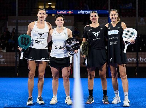 Gemma Triay i Delfi Brea, de negre, van debutar ahir al torneig P-2 d'Asunción  del circuit Premier Padel.