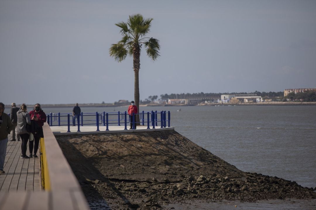 Paseo maritímo tras la reurbanización de la ribera del río Guadiana