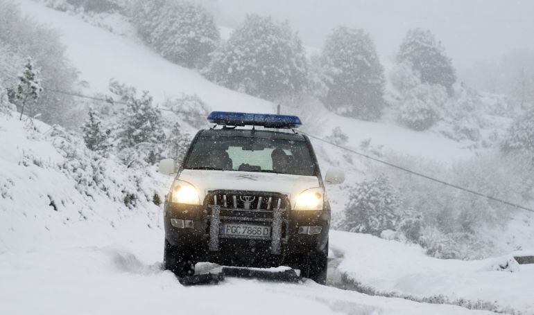 Un coche de la Guardia Civil patrulla por las carreteras cercanas a la LU-633 cerca del alto de O Poio.