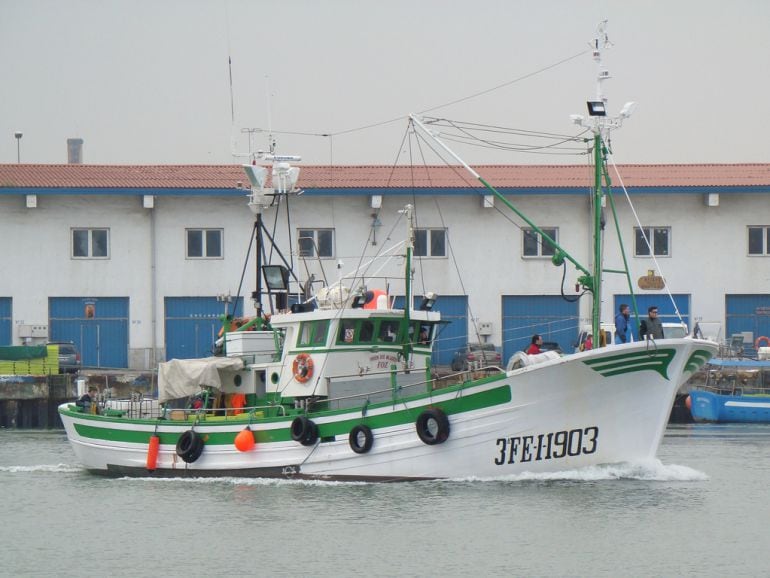 Un pesquero en el puerto de Burela