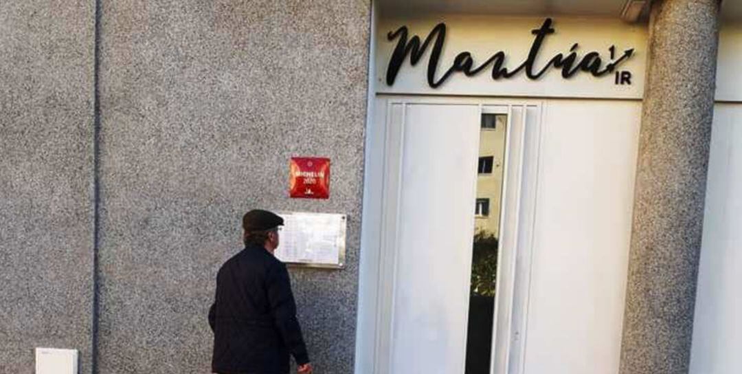 Un hombre, frente al restaurante Mantúa estos días atrás