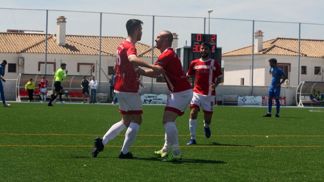 La plantilla festeja un gol.