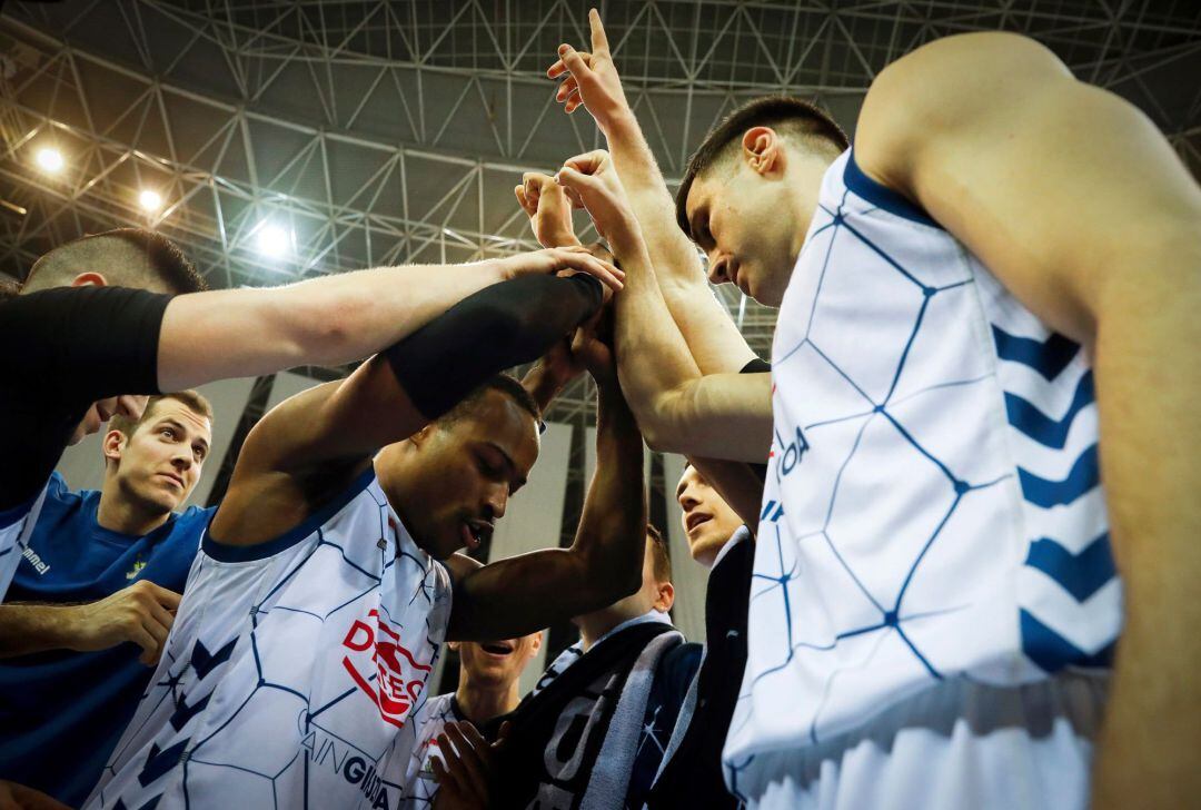 Los jugadores del GBC celebran la victoria contra Obradoiro