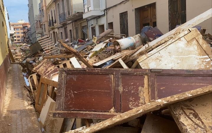 Toneladas de escombro en las calles de Alfafar (Valencia) tras el paso de la DANA