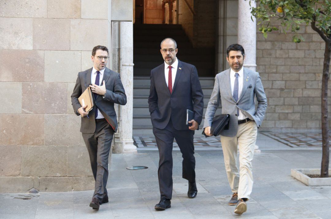 El secretario del Govern, Víctor Cullell, junto al conseller de Interior, Miquel Buch, y el de Políticas Digitales y Administración Pública, Jordi Puigneró