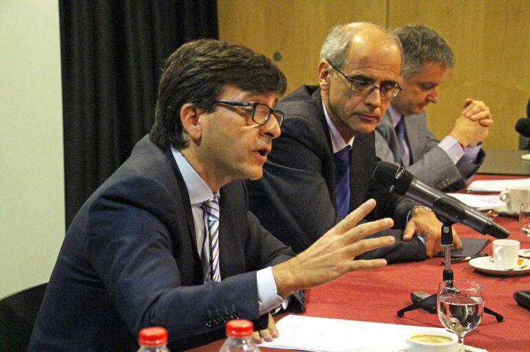 Jordi Cinca, Antoni Martí i Gilbert Saboya durant el tradicional esmorzar de Nadal del Govern amb la premsa.