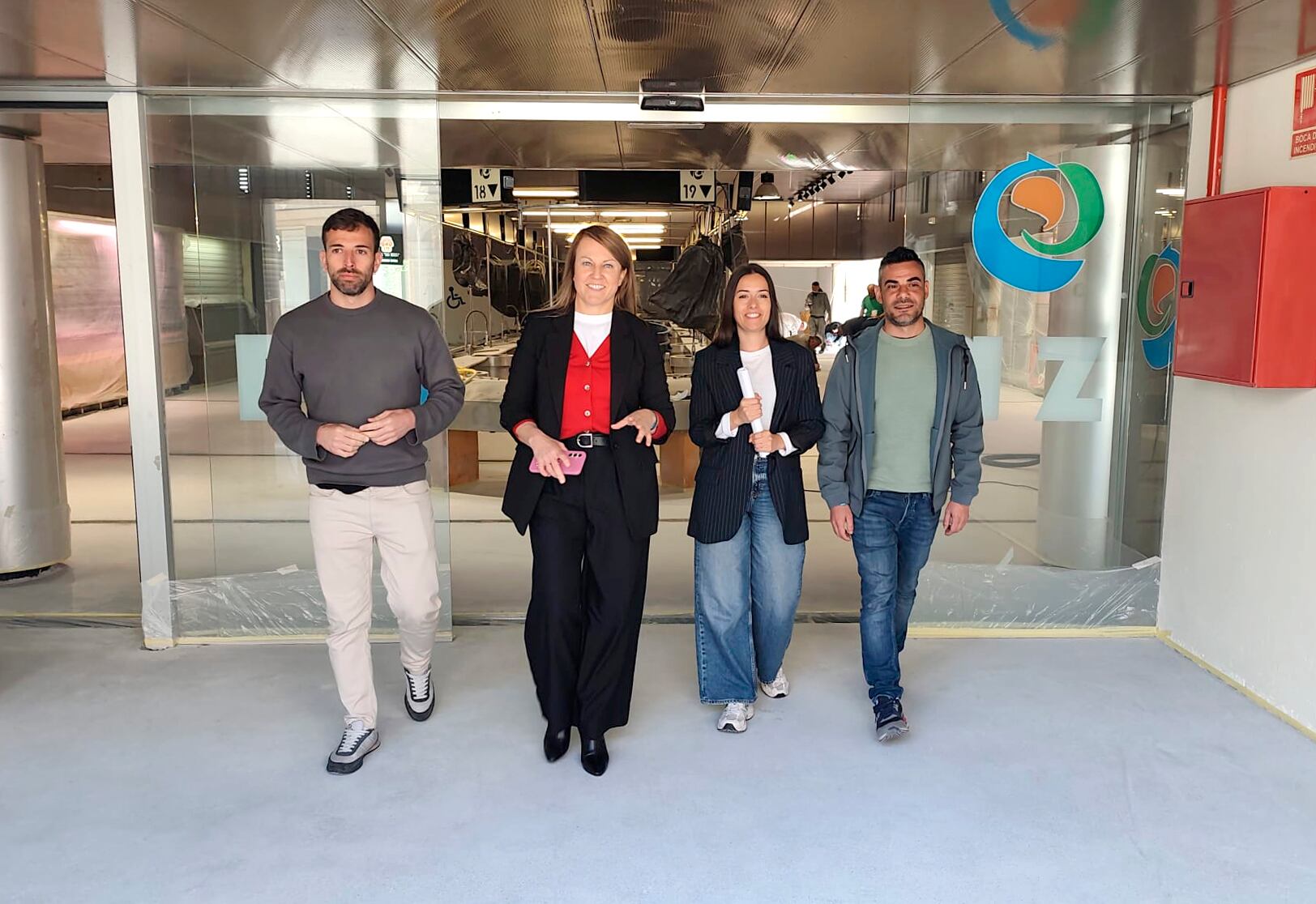 Los cuatro representantes del gobierno local de Salceda en la entrada de la Plaza de Abastos